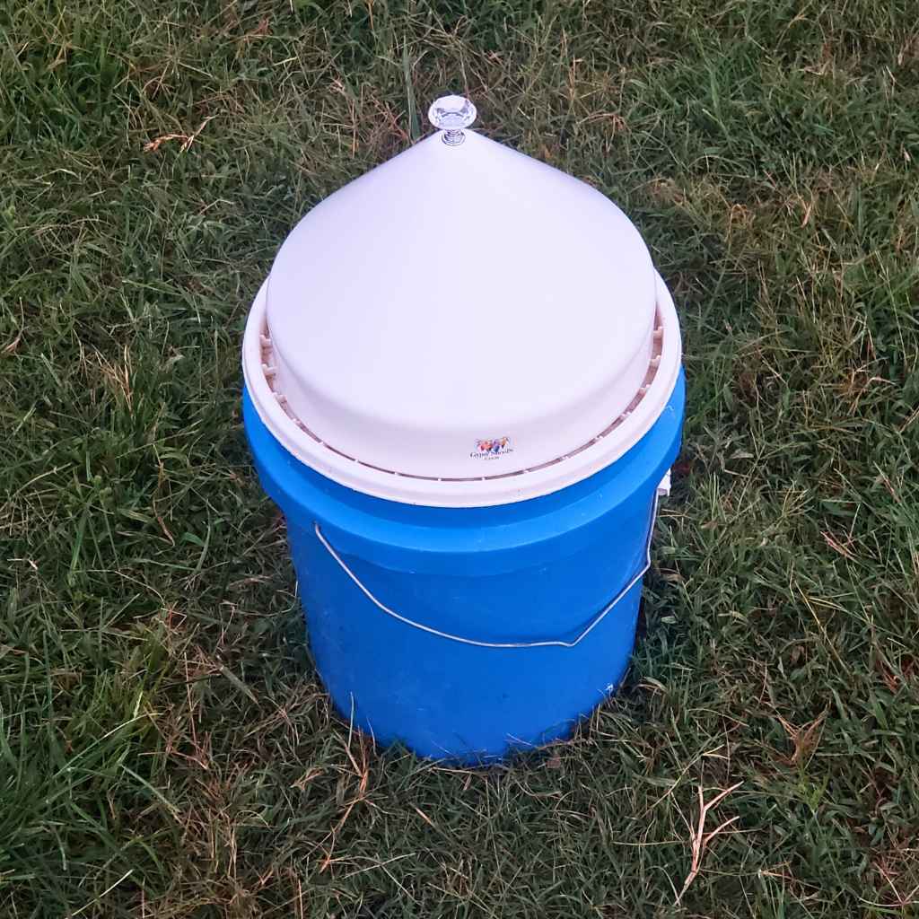 lid-shabby-chic-poultry-pyramid-5-gallon-bucket-cover-anti-roost-chicken-crystal-finial-white